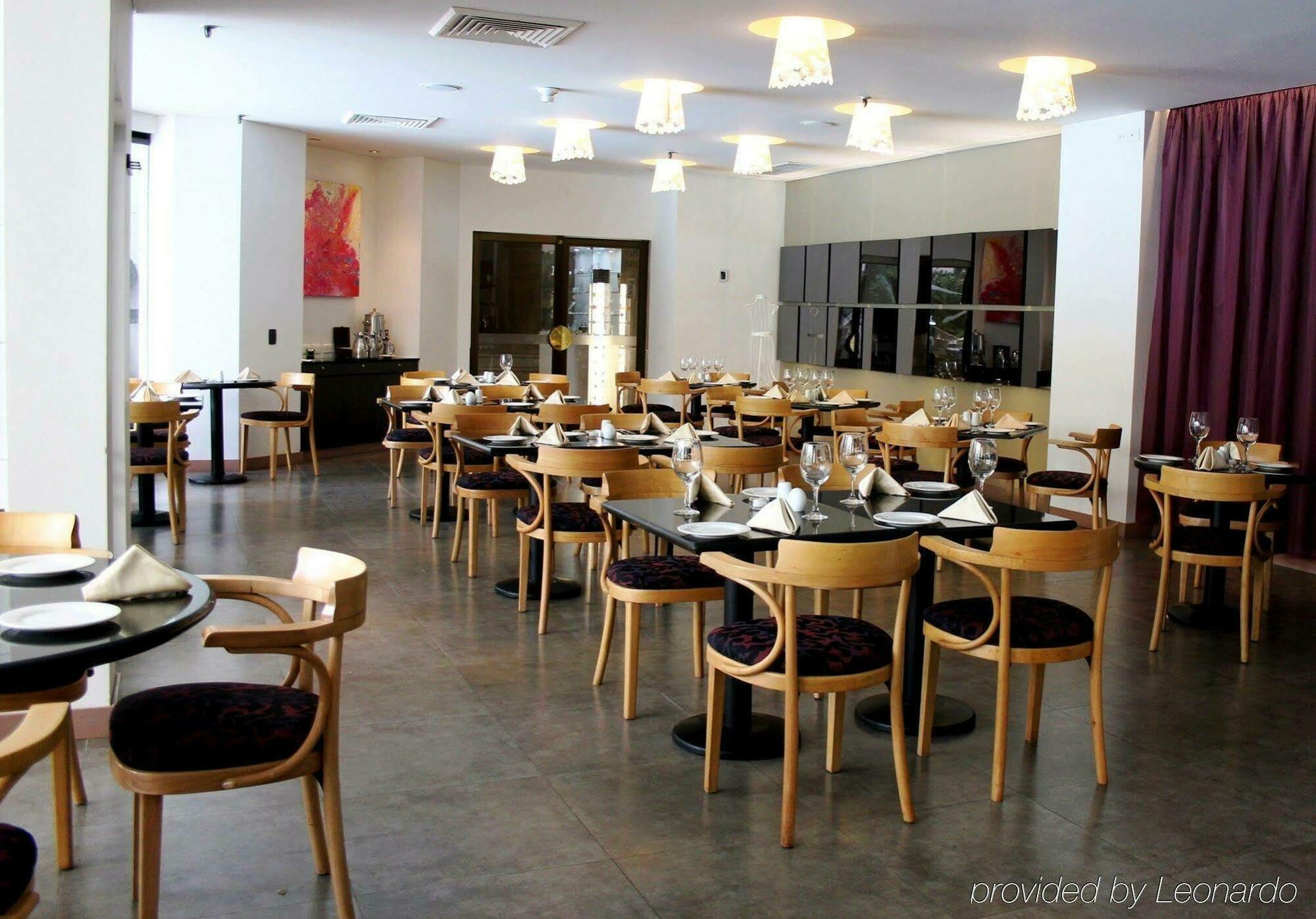 Nh Cali Royal Hotel Restaurant photo